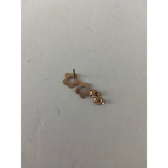 Flower stud earrings - Picture 3 of 3